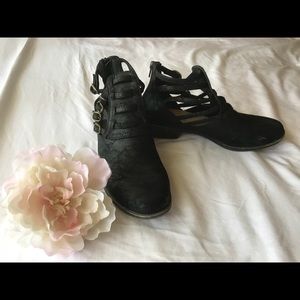 Shoe Dazzle✨ strappy zip up shoe